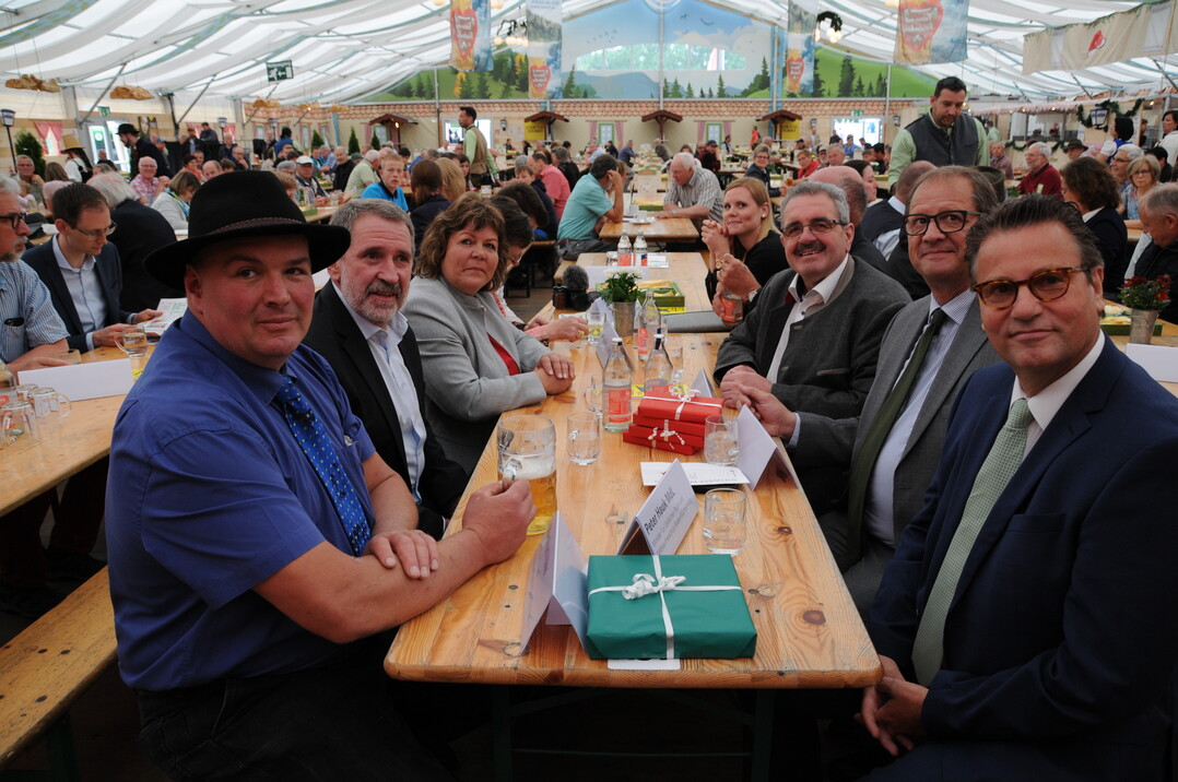 Tag der Landwirtschaft auf der Sdwest Messe mit dem Kreisvorsitzenden im Bauernverband Rottweil, Manfred Haas (l.), und Landwirtschaftsminister Peter Hauk (r.). Ebenfalls dabei (v. l.) Bernhard Bolkart, Vizeprsident des Badischen Landwirtschaftlichen Hauptverbandes, Martina Braun, MdL sowie Agrarbloggerin Annika Ahlers, Karl Rombach, MdL, und Oberbrgermeister Jrgen Roth.
