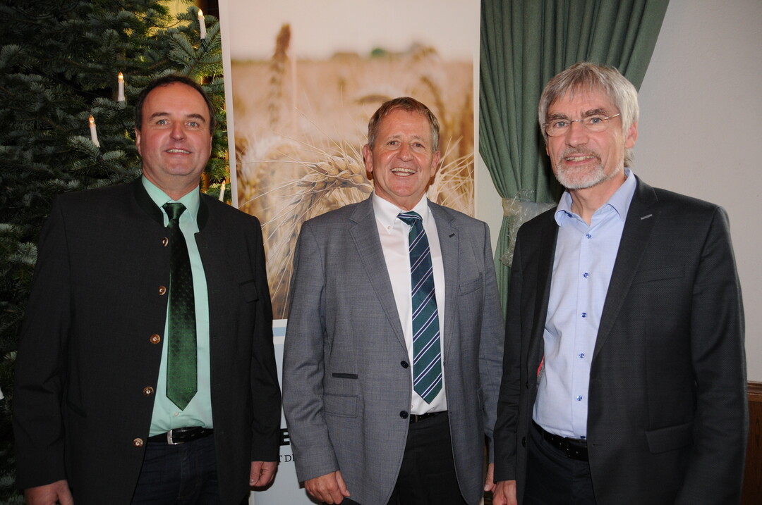 v. l. Bezirksverein-Vorsitzender Ulrich Horsch, Bezirksdirektor Vereinigte Hagel Hans-Ulrich Eppler sowie Refernet Dr. Eberhard Faust, Forschungsleiter Klimarisiken und Naturgefahren von der Münchner Rückversicherung.