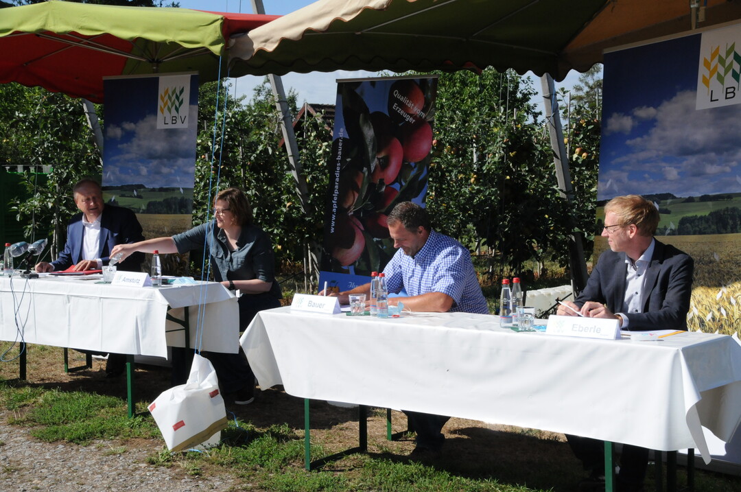 v.l. LBV-Prsident Joachim Rukwied, LBV-Pressesprecherin Ariane Amstutz, Landwirt Jens Bauer und LBV-Geschftsfhrer Marco Eberle