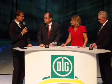 DLG-Prsident Carl-Albrecht Bartmer diskutiert zusammen mit Bundeslandwirtschaftsminister Christian Schmidt, ModeratorinBarbara Hahlweg und dem VDMA-Landtechnik-Vorsitzendem Dr. Garbers das Thema "Digital total - Fortschritt fr alle".