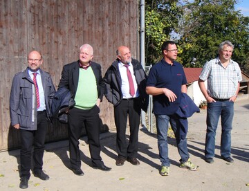 Der Strukturausschussvorsitzender Klaus Fontaine zusammen mit Dr.Peter Pascher (DBV), Nebenerwerbsausschussvorsitzendem Werner Rpple, Betriebsleiter Markus Eberhardt und Kreisvorsitzender Siegfried Ngele (v. l.) bei der Betriebsbesichtigung.
