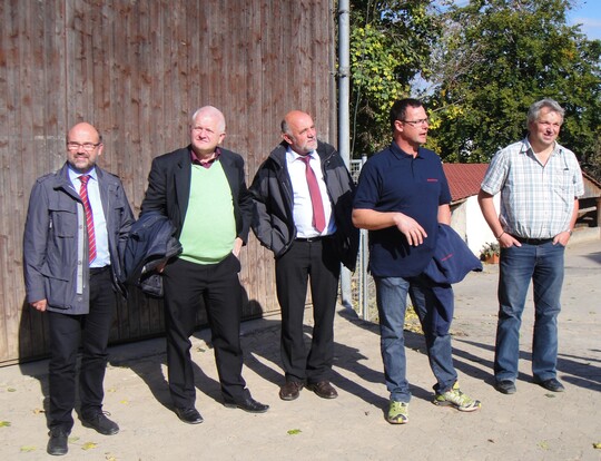 Der Strukturausschussvorsitzender Klaus Fontaine zusammen mit Dr.Peter Pascher (DBV), Nebenerwerbsausschussvorsitzendem Werner Räpple, Betriebsleiter Markus Eberhardt und Kreisvorsitzender Siegfried Nägele (v. l.) bei der Betriebsbesichtigung.
