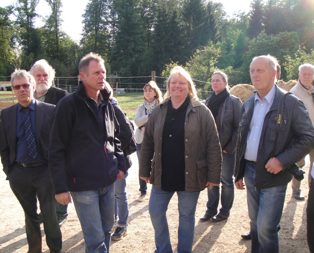 Gunthard und Susann Berger (2. u. 3. v.l.) im Gespräch mit Ausschussmitgliedern.