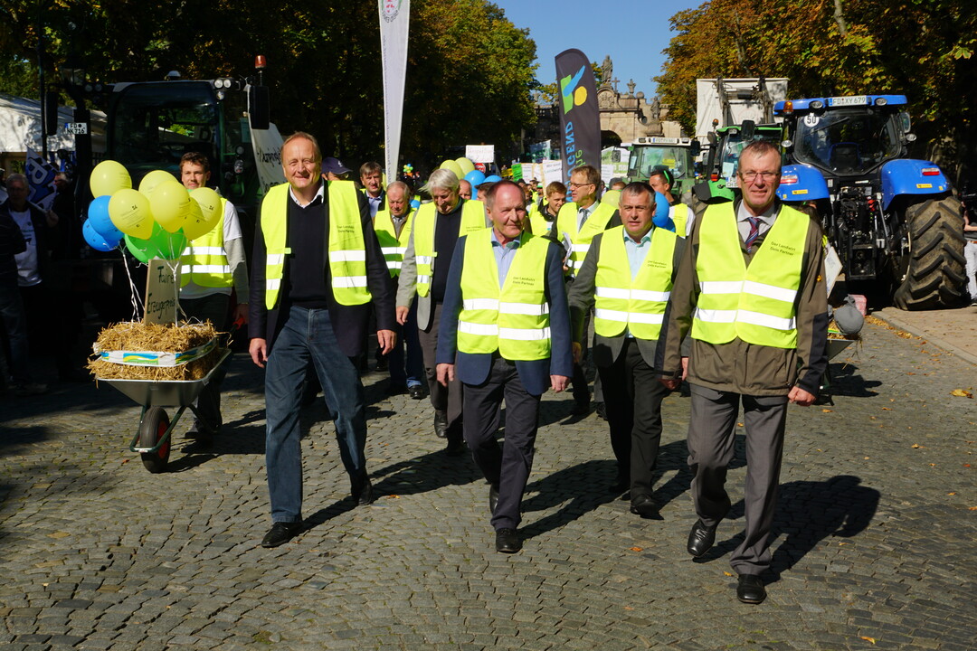 Neben DBV-Prsident Joachim Rukwied sind Prsident Friedhelm Schneider (Hessischer Bauernverband), Prsident Walter Heidl (Bayerischer Bauernverband) und Prsident Horper (Bauern- und Winzerverband Rheinland-Nassau) auf der Agrarministerkonferenz in Fulda