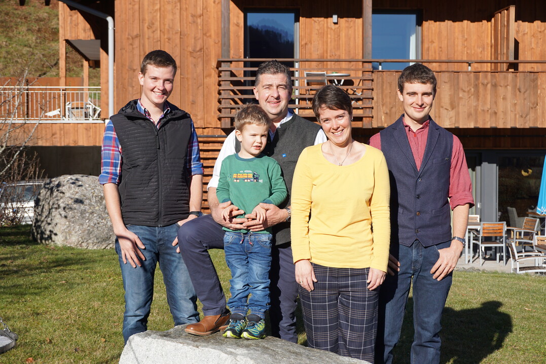 Die kommende Generation steht schon in den Startlöchern: die beiden älteren Söhne von Florian und Susanne Hierl sind bereits in alle wichtigen Betriebsentscheidungen mit eingegbunden.