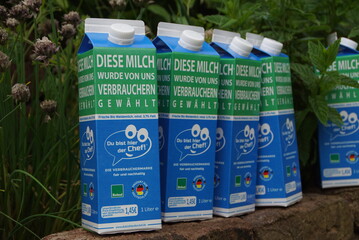 Schon die Verpackung der Verbrauchermilch hebt sich deutlich von anderen Milchkartons ab: Die Produktionsbedingungen und die Kosten der einzelnen Verarbeitungsschritte werden transparent und ohne verflschende Bilder dargestellt.