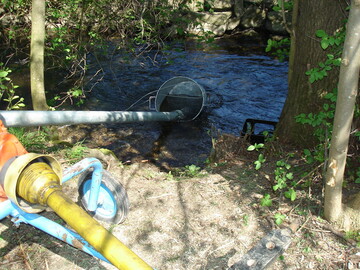 Auch Inhaber einer so genannten wasserrechtlichen Erlaubnis mssen Einschrnkungen der erlaubten Entnahmemenge hinnehmen und so viel Wasser im Gewsser belassen, dass Fische und Kleinlebewesen nicht gefhrdet werden.