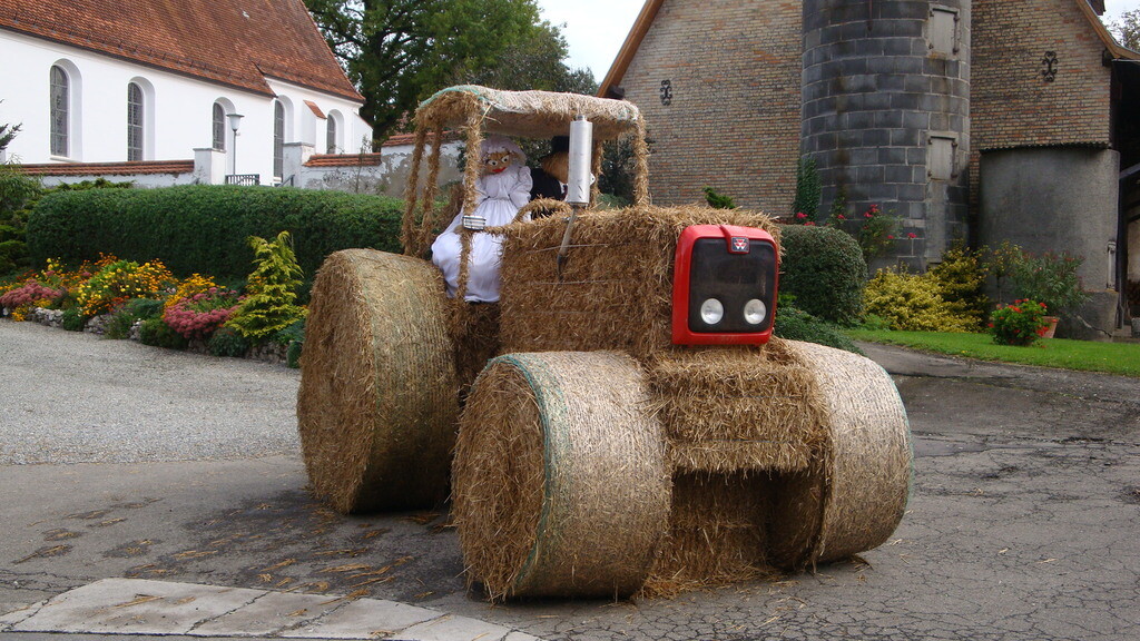 Ein Strohtraktor grüßt zur Hochzeit BW agrar online