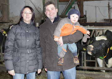 Gut eingerichtet: Ein neuer Stall wrde uns nicht viel bringen, sagen Heike und Christoph Drrstein. Der Doppel-Fnfer-Fischgrten Melkstand ist noch keine zehn Jahre alt. Mit auf dem Bild ist der jngste Sohn Jonah.
