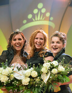 Weinprinzessin Anna Hochdörffer, Weinkönigin Julia Betram und Prinzessin Natalie Henninger (von links)