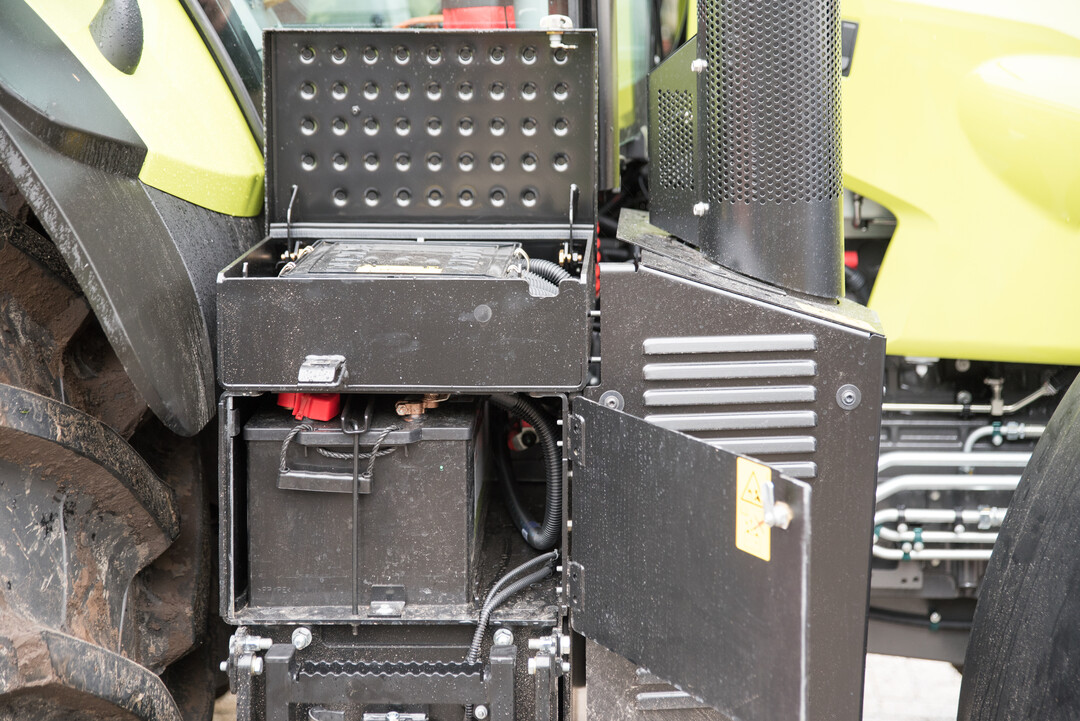 Nach dem Abklappen der rechten Aufstiegsleiter beim Claas Axion 830 CMATIC kommt man einfach an die Batterie. 