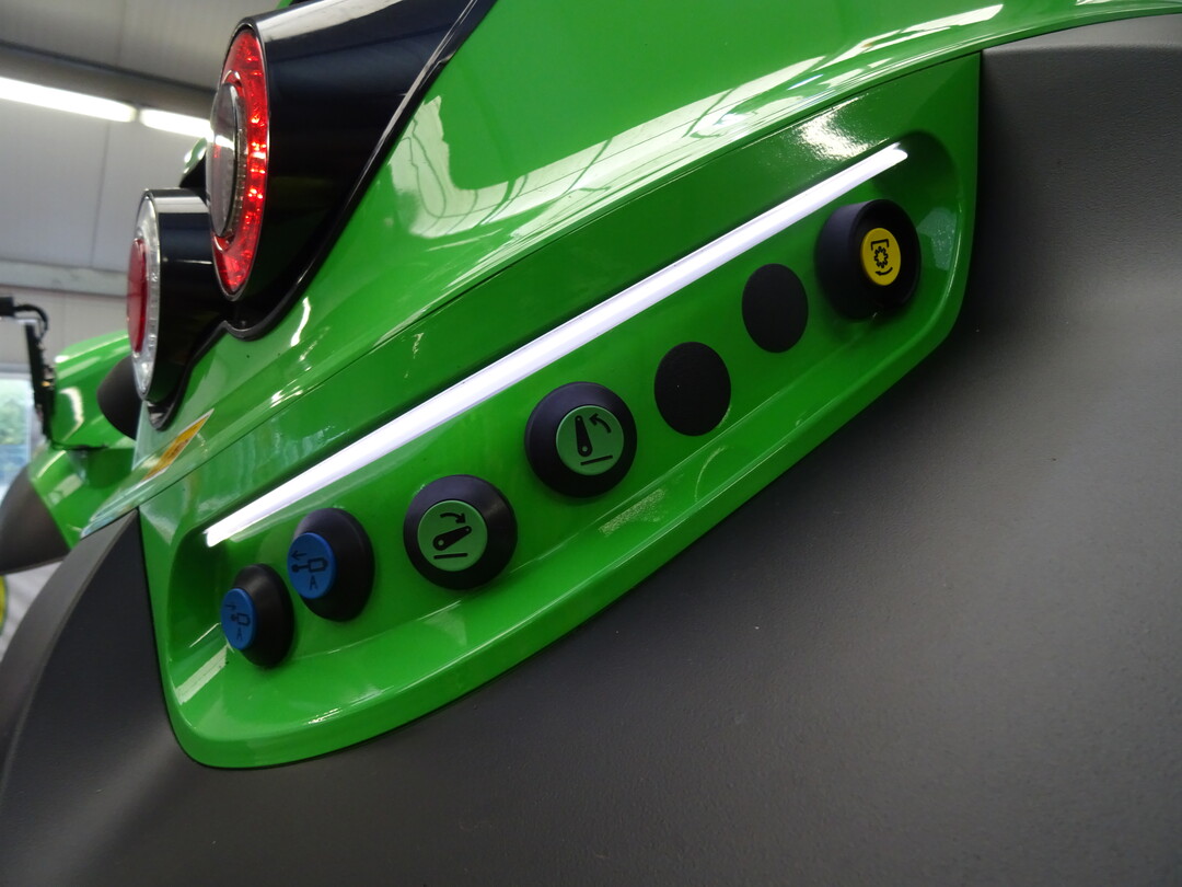 Schnes Detail am Deutz-Fahr 7250 TTV: die seitlichen Heckbedienknpfe werden von einer LED-Lichtleiste beleuchtet.  