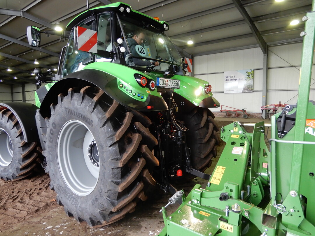 Durch das groe, untere Heckfenster ist die Sicht auf die Fangkupplungen am Deutz-Fahr 7250 TTV prima. 