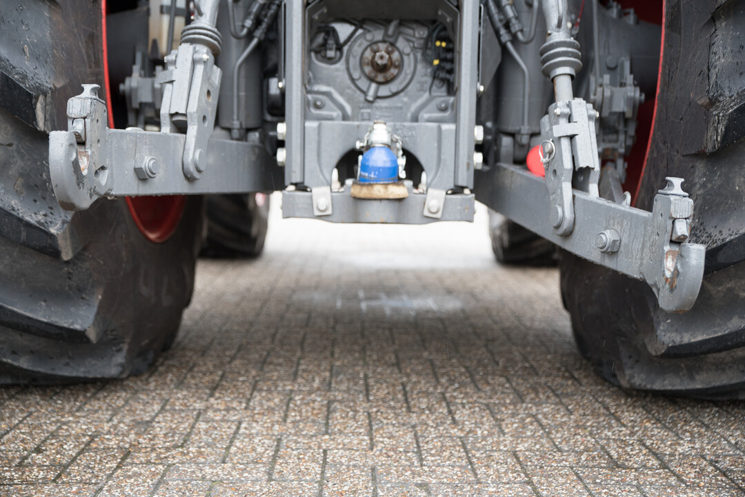 ber die Aufbockfunktion knnen die Unterlenker am Fendt 826 S4 Vario hher gezogen werden (im Bild die linke Hubstrebe). Praktisch z. B. im Anhngerbetrieb mit der Kugelkopfkupplung 80. 