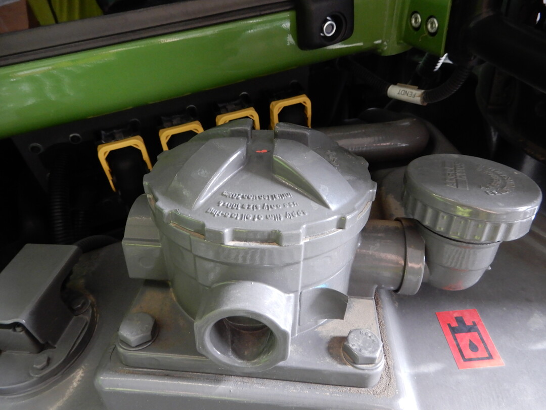 Da geht nichts daneben: Gut zugnglicher und groer Einfllstutzen fr Hydraulikl am Fendt 826 S4 Vario.