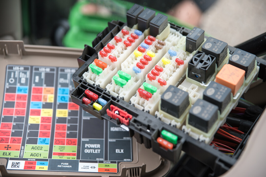 Einfach top: Der Sicherungskasten am John Deere 6215R AutoPowr lsst sich einfach herausklappen und hat eine sehr gute farbliche Kennzeichnung. 