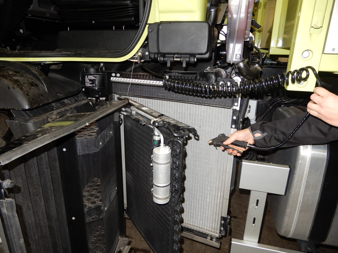 Die Khler am Unimog U427 lassen sich weit aufstellen und mit der mitgelieferten Luftdruckpistole ist die Reinigung schnell erledigt.