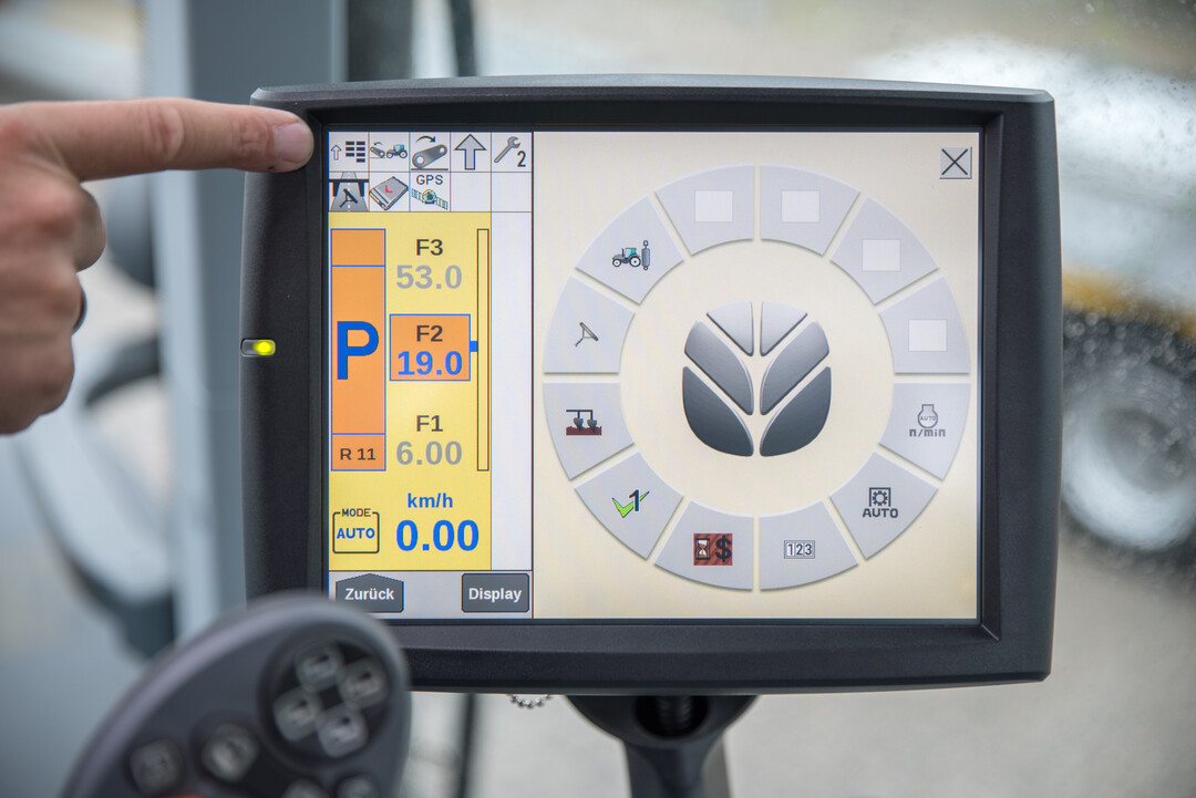 IntelliView nennt sich das Terminal mit Touchscreen Monitor im New Holland T7.270 AutoCommand. Es knnen unzhlige Einstellungen, sowohl von Gerten, als auch von verschiedener Nutzern gespeichert und abgerufen werden.