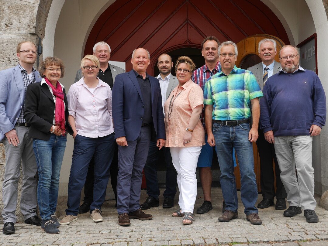 Die Teilnehmer der Rebe & Wein-Redaktionskonferenz vor dem Weingut Meintzinger im Weinort Frickenhausen (Landkreis Würzburg).