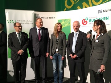 Preisbergabe VDAJ Kommunikationspreis 2018 am 18. Januar 2018 in Berlin im Rahmen der VDAJ-Fragestunde. v.li.: Bundeslandwirtschaftsminister Christian Schmidt, die Preistrger Rebekka Bahr und Matthias Vogler, Prsident des Deutschen Bauernverbandes Joachim Rukwied und Dr. Katharina Seuser, 1. Vorsitzende des Verbandes Deutscher Agrarjournalisten.