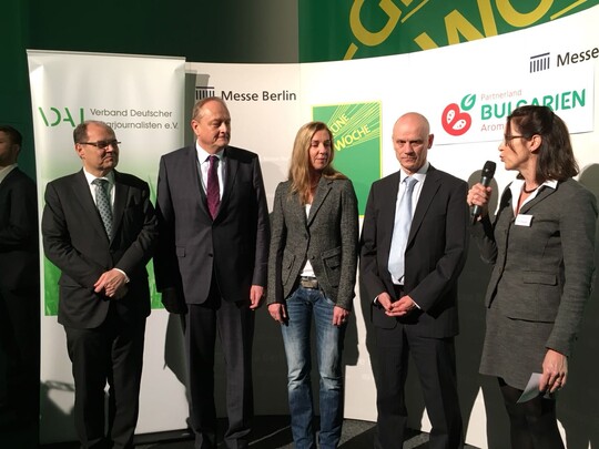 Preisbergabe VDAJ Kommunikationspreis 2018 am 18. Januar 2018 in Berlin im Rahmen der VDAJ-Fragestunde. v.li.: Bundeslandwirtschaftsminister Christian Schmidt, die Preistrger Rebekka Bahr und Matthias Vogler, Prsident des Deutschen Bauernverbandes Joachim Rukwied und Dr. Katharina Seuser, 1. Vorsitzende des Verbandes Deutscher Agrarjournalisten.