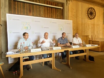 Erntepressekonferenz beim LBV: v.l. Dr. Dominik Modrzejewski, Fachreferent fr pflanzliche Erzeugung; Joachim Rukwied, Prsident im Landesbauernverband; Landwirt Michael Gehrung und Horst Wenk, stellt. Hauptgeschftsfhrer im Landesbauernverband.