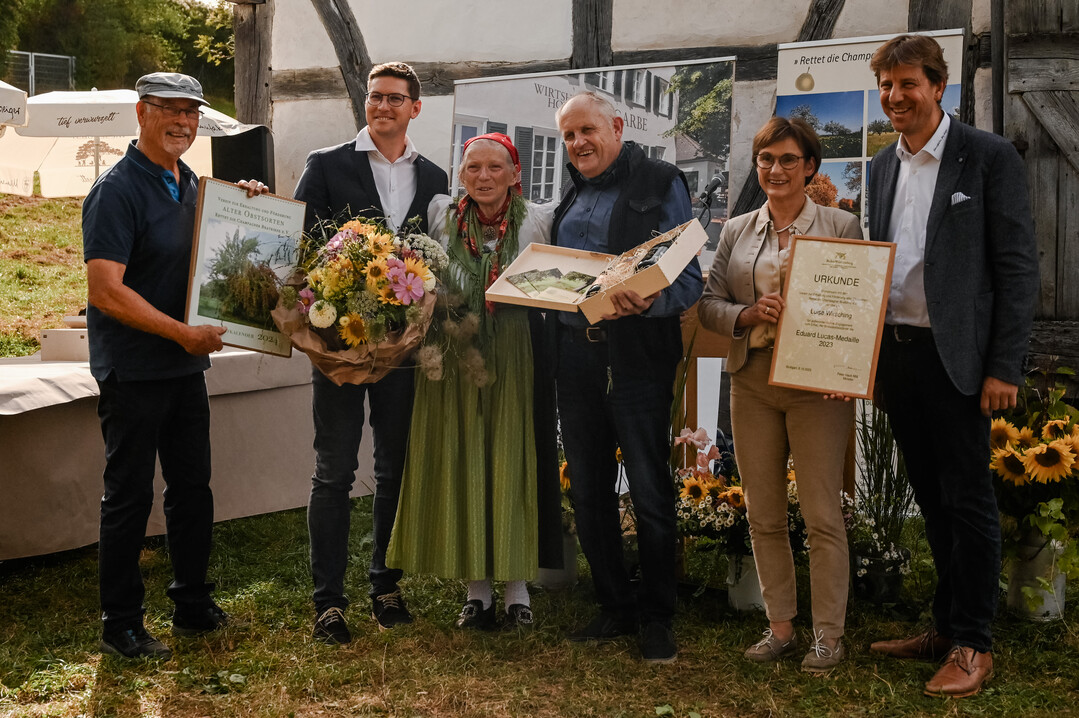 Die Eduard Lucas-Medaille ging an Luise Wirsching , die sich durch ihr auergewhnliches Engagement im Streuobstbau und der Erhaltung alter Obstsorten verdient gemacht hat.