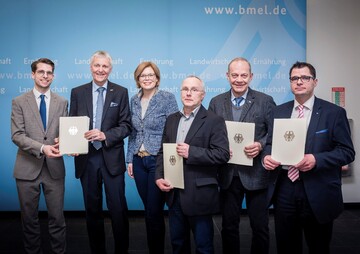 Das EF-Südwest-Projektteam Daniel Eberz, Prof. Ulrich Fischer, Julia Klöckner BMin, Dr. Christoph Otten, Prof. Clemens Wollny und Dr. Christian Koch bei der Übergabe der Förderbescheide durch Bundeslandwirtschaftsministerin Julia Klöckner in Berlin.