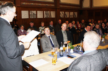 Den Festvortrag hielt Josef Kaifler, langjhriger Leiter des Landwirtschaftsamtes Ehingen. Er sprach ber 50 Jahre Landwirtschaft im Wandel der Zeit, unter den zahlreichen Gsten waren Kreisobmann und LBV-Vizeprsident Hans Gtz (Mitte links) und SZV-Prsident Hans-Benno Wichert (Mitte rechts).
