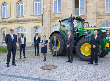 Dr. sc. agr. honoris causa fr Markwart von Pentz (2. v.r.). (v.l.): Prof. Dr. Karlheinz Kller, Ferdinand Adu-Baffour, Nicolas Schmid, Prof. Dr. Regina Birner, Florian Schmitt und - ganz rechts - Karlheinz Detzler.