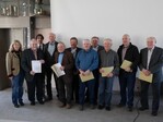 Ehre, wem Ehre gebührt: Verdiente Ortsobmänner und Vorstandsmitglieder stellen sich nach der Auszeichnung zum Gruppenfoto auf.