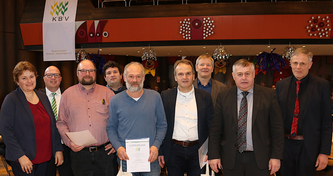 Ehrungen verdienter Ortsobmnner fr 20-jhrige Ttigkeit: Michael Schmid, Mettenberg (3. v.l.), Anton Lutz, Hohentengen (4.v.l.), Karl Rettich, Gutenzell, (5.v.l.), Thomas Binder, Tafertsweiler (6.vl.) und Otto Sauter, Herbertingen (7.v.l), umrahmt von Landfrauenvorsitzender Doris Hrle, Kreisgeschftsfhrer Niklas Kreeb (2.v.l), DBV-Vizeprsident Walter Heidl (2.r.) sowie Kreisvorsitzendem Gerhard Glaser.
