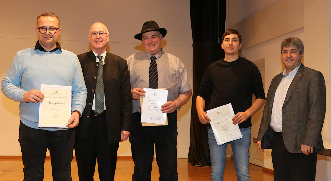 Fr die Teilnahme an der Glsernen Produktion wurde Jrg Schittenhelm aus Dietingen (l.) und Samuel Sauter aus Epfendorf (2.v.r.) sowie Kreisvorsitzender Manfred Haas (Mitte) als Berichterstatter fr das statistische Landesamt durch Landrat Dr. Wolf-Rdiger Michel (2.v.l) und Landwirtschaftsamtsleiter Hans Klaiber (r.) geehrt.