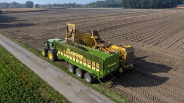 Krone hat jetzt den GX-Transportanhnger im Programm, eine Kombination aus Abschiebe- und Rollbandwagen.