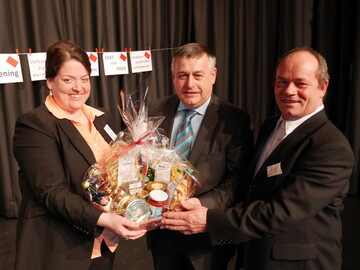 Niederbayer in Schwaben: Bayerns Bauernprdident Walter Heidl erhlt nach seiner fulminanten Rede beim Kreisbauerntag Bblingen von Kreisgeschftsfhrerin Heike Eisenmenger und Kreisvorsitzendem Andreas Kindler (rechts) einen Geschenkkorb voller Spezialitten aus dem Heckengu und der Region.