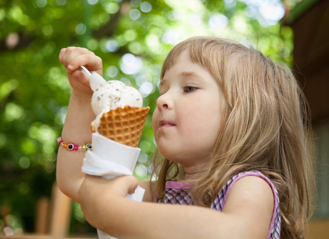 Kinder lieben Eis. Leider hat es meist viel Zucker.
