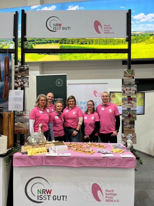 Das Stand-Team auf der Internationalen Grnen Woche. Im Bild, 3. v.l.: Bettina Grfin von Spee.