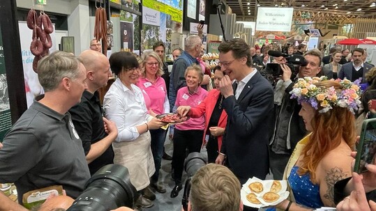 NRW-Ministerprsident Hendrik Wst (CDU) besuchte den Stand des Vereins Nachhaltige Pute NRW. 
