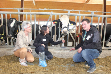 Vorfhrung der mobilen Messtechnik fr Tierwohl im Laufstall von Stephan Lang, Kressbronn, mit seinen 230 Holsteins, die pro Tier und Jahr im Schnitt 9200 kg Milch geben: Die Landesbeauftragte fr Tierschutz, Cornelie Jger (links) und die Nrtinger Professorin Barbara Benz sind berzeugt, dass man Tierwohl messen kann. Ein Sensor im Halsband der Kuh zeichnet das Fressverhalten auf.