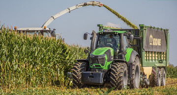 Nach 3600 km quer durch die Republik und 83 Tagen mit 150 Einstzen auf landwirtschaftlichen Betrieben und Lohnunternehmen brachte der Deutz-Fahr 9340 TTV den letzten Hckseltransportwagen mit 18 t Maissilage in Kempten im Allgu sicher ins Silo.