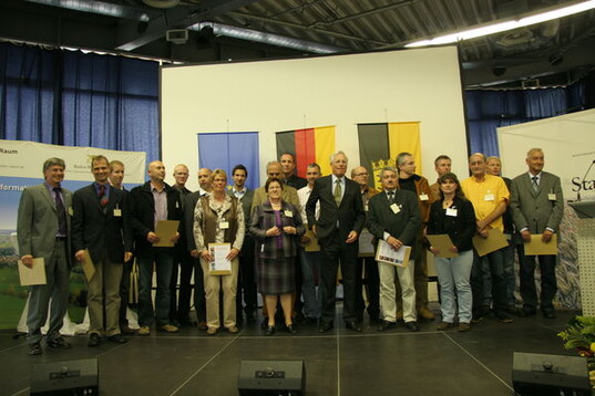 Die 20 Energieberater und Energieberaterinnen in der Schweinehaltung mit dem Amtschef des Ministeriums, Dr. Rittmann (erste Reihe 3. v. r.).