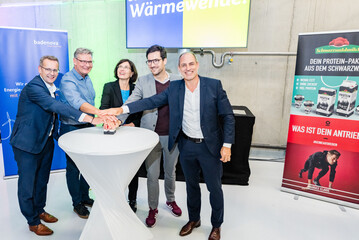 Gute Stimmung bei der Erffnung der Energiezentrale bei der Schwarzwaldmilch. Das Bild zeigt (v.l.n.r.): Heinz-Werner Hlscher, Vorstand badenova AG & Co. KG, Klaus Preiser, Geschftsfhrer badenovaWRMEPLUS GmbH & Co. KG, Christine Buchheit, Umweltbrgermeisterin der Stadt Freiburg, Martin Horn, Oberbrgermeister der Stadt Freiburg und Andreas Schneider, Geschftsfhrer Schwarzwaldmilch GmbH Freiburg.