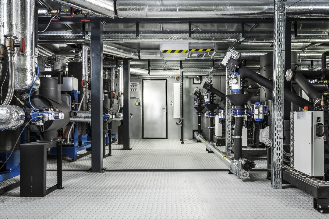 Innenansicht EnergyBlock  Werksseitig vormontiert befinden sich drei Holz-Kraft-Anlagen mit einer Leistung von insgesamt 135 kWel und 324 kWth in der schlsselfertigen Containerlsung. 