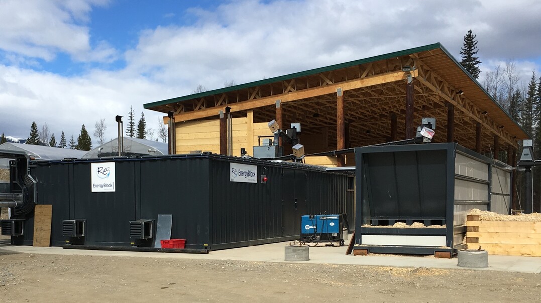 Mit dem EnergyBlock von Re² erzeugt die Gemeinde Kwadacha ihre Energie nach dem Prinzip der Kraft-Wärme-Kopplung aus heimischen Holz.