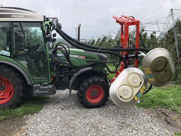 Mit einem Entbltterungsgert der Firma Omi wurden Frchte kurz vor der Ernte in sLicht gestellt, damit sie besser ausfrben. Mit Erfolg, wie sich im ersten Jahr der Erprobung des Gerts zeigte. 