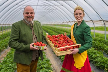 Die Erdbeersaison 2022 wurde auf dem Obsthof von Klaus Mller in Oberkirch-Stadelhofen durch die baden-wrttembergische Erdbeerknigin Tamara Sauter erffnet, hier mit dem Geschftsfhrenden Vorstand der Obstgromarkt Mittelbaden eG, Dr. Ulrich Dahm.