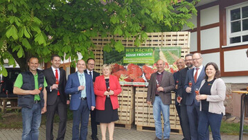 Erffneten die Erdbeersaison auf dem Betrieb in Lautenbach (v. l.): Martin Ziegler (Betriebsleiter), Manuel Blechinger (OGM), Thomas Krechtler (Brgermeister Lautenbach), Markus Bieser (Geschftsfhrender Vorstand OGM), Kordula Kovac (MdB), Wendelin Oberecht (Vorstand OGM), Franz Josef Mller (Prsident LVEO), Dr. Ansgar Horsthemke (GenoVerband), Dr. Friedrich Ahrens (MLR), Angelika Ziegler (Betriebsleiterin).