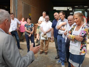 Vorsitzender Werner Kunz (links) erffnet auf dem Betrieb von Erhard Walz in Gondelsheim den 42. Abgeordnetentag des Kreisbauernverbandes (KBV) Karlsruhe.