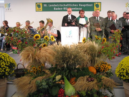 Bunte Erntegaben gaben der Erntedankfeier auf dem Hauptfest einen wunderschnen Rahmen.