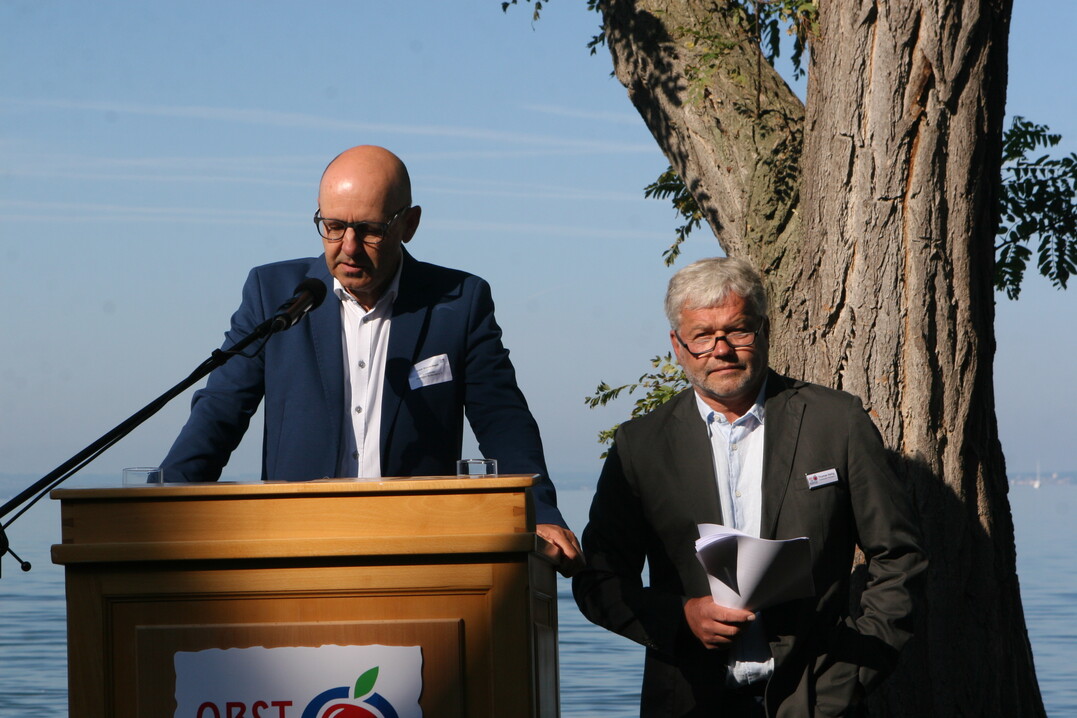 Die Vorsitzenden der Obstregion Bodensee, Erich Rhrenbach (l.) und Thomas Heilig, machten bei der Erffnung der Apfelsaison auf die schlechte wirtschaftliche Lage der Obstbaubetriebe aufmerksam. 
